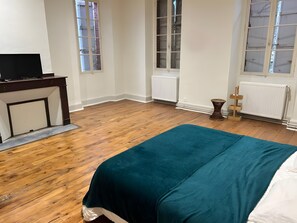 WiFi, bed sheets - Room "Room 3" with Shared Terrace, Shared Garden and Wi-Fi (Vic-en-Bigorre)