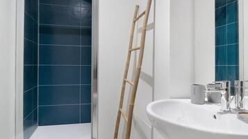 Douche, serviettes fournies
