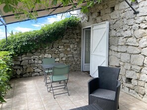 Outdoor dining - Gîte "Les Combes" with Shared Pool, Wi-Fi, and Air Conditioning (Chauzon)