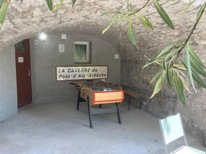 Game room - Gîte "Les Combes" with Shared Pool, Wi-Fi, and Air Conditioning (Chauzon)