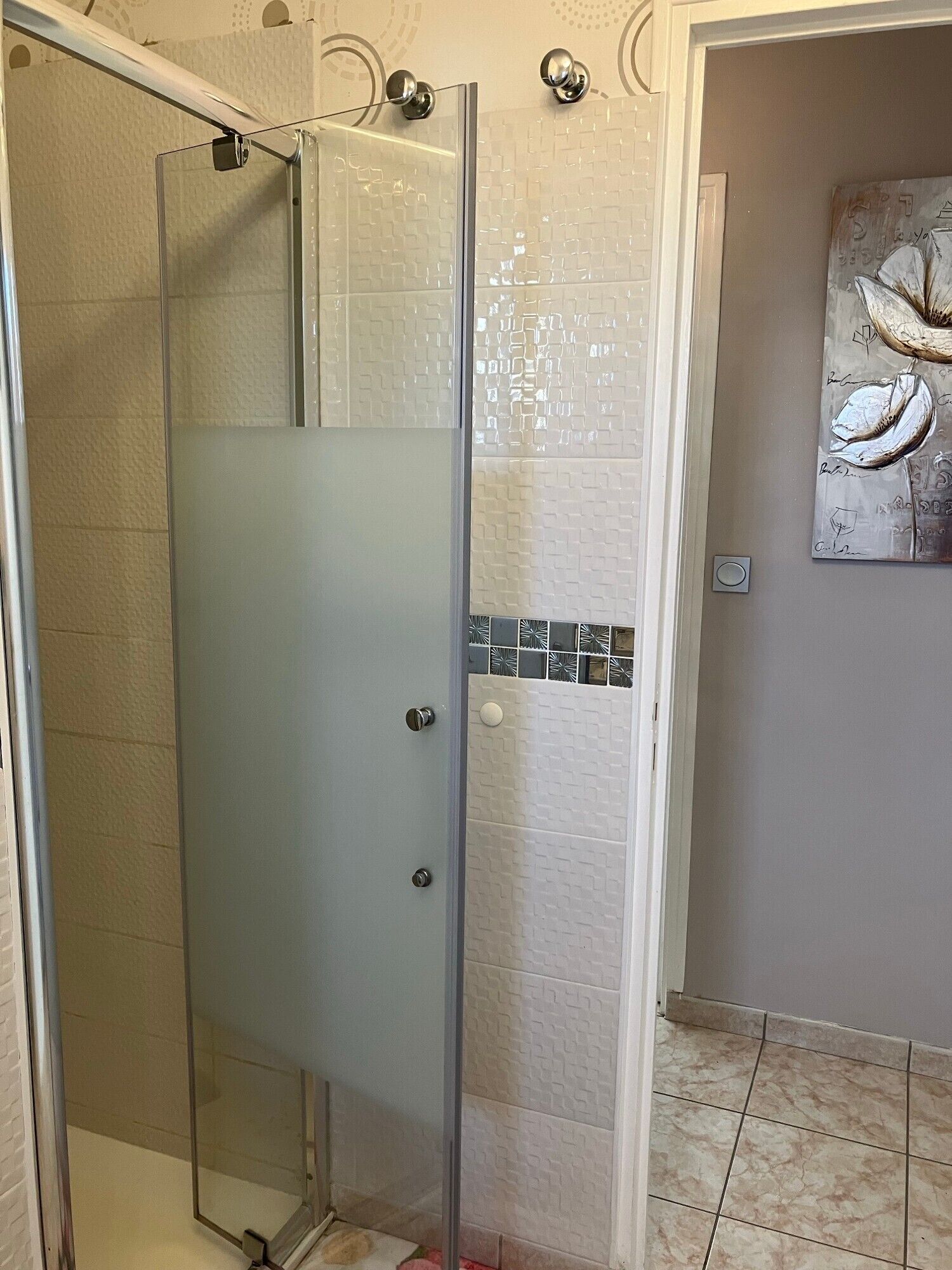 Douche, sèche-cheveux, serviettes fournies