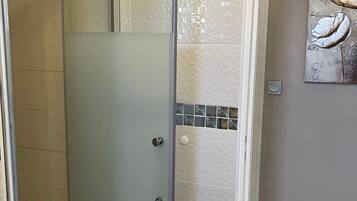 Douche, sĂšche-cheveux, serviettes fournies