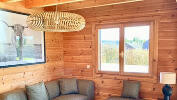 Fernseher, Kamin, DVD-Player