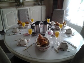 Dining - Bed and Breakfast 'Chez Marie-christine - La Bleue' with Wi-Fi (Cancale)