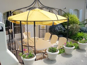 Outdoor dining - Bed and Breakfast 'Chez Marie-christine - La Bleue' with Wi-Fi (Cancale)