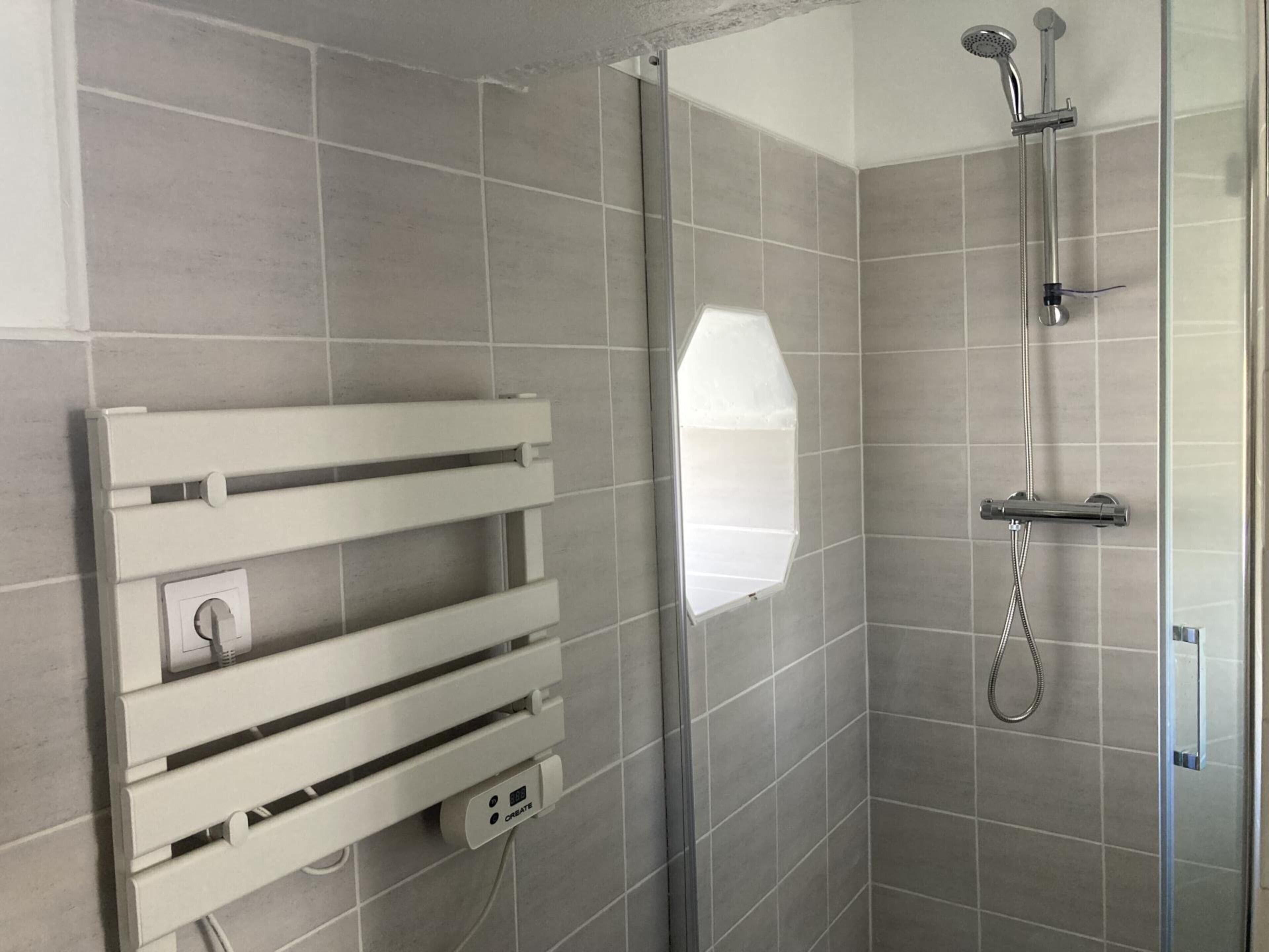 Douche, sèche-cheveux