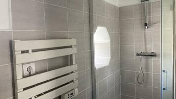 Douche, sèche-cheveux