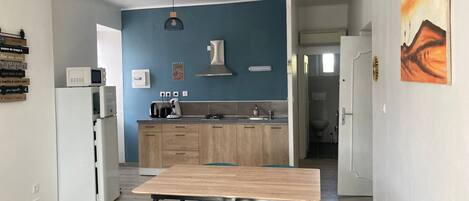 Een koelkast, een microgolfoven, een oven, een kookplaat