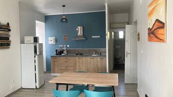 Een koelkast, een microgolfoven, een oven, een kookplaat