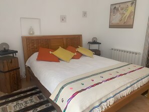 Een strijkplank/strijkijzer, wifi, beddengoed