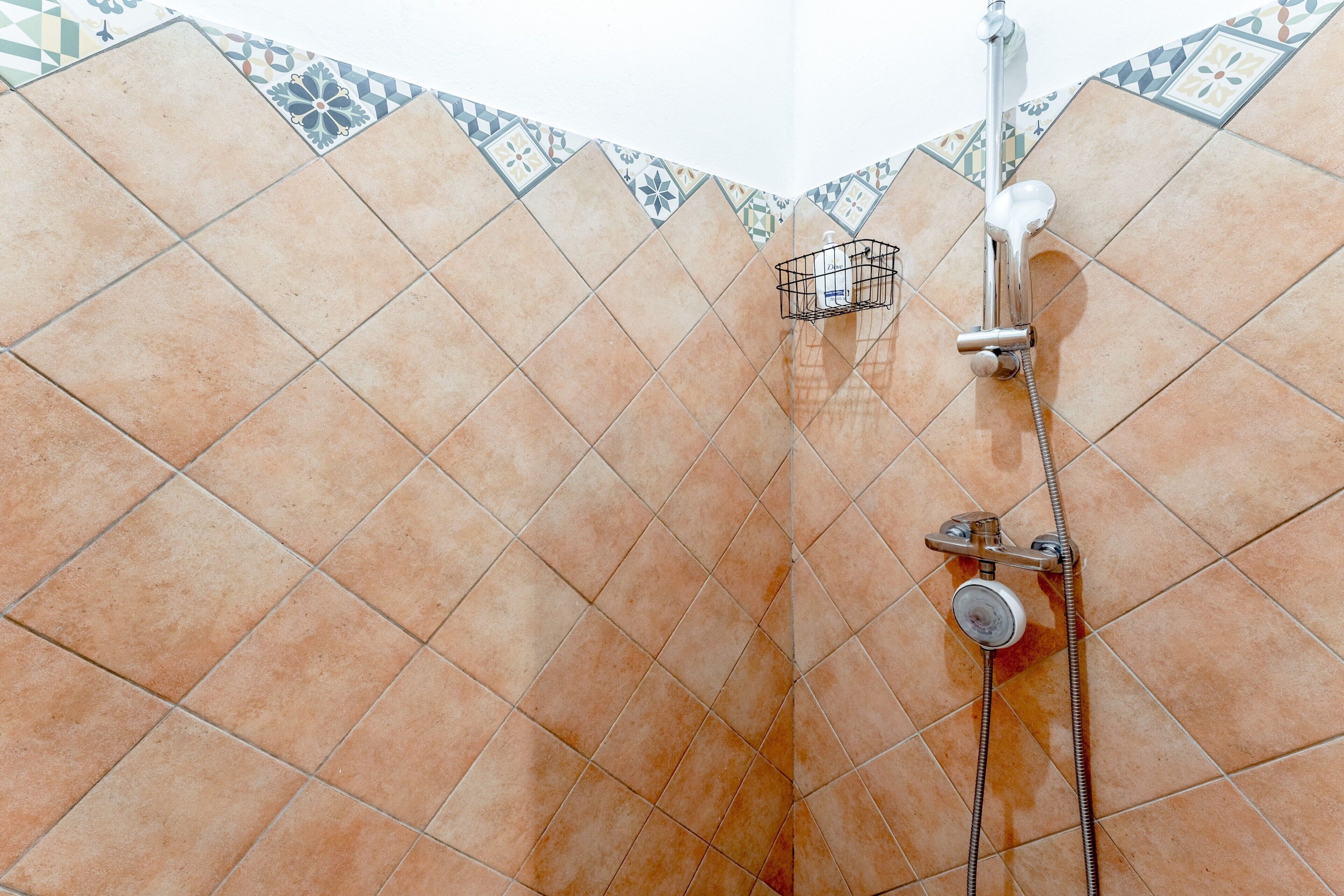 Een douche, een haardroger, handdoeken