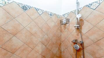 Een douche, een haardroger, handdoeken