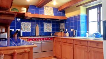 Køleskab, mikrobølgeovn, ovn, kogeplade