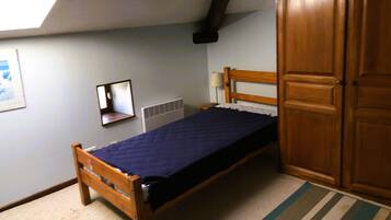 Planxa i posts de planxar, wifi i roba de llit