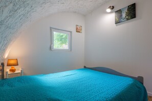 Iron/ironing board, WiFi - Gîte “Les Beaumes” with Shared Pool, Wi-Fi, and Air Conditioning (Chauzon)