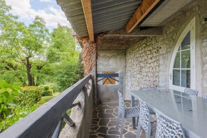 Outdoor dining - Gîte “Les Beaumes” with Shared Pool, Wi-Fi, and Air Conditioning (Chauzon)