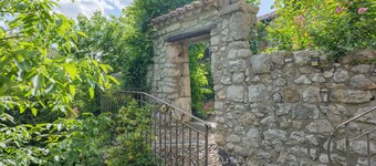 Les Beaumes Cottage with Shared Pool, Wi-Fi, and Air Conditioning