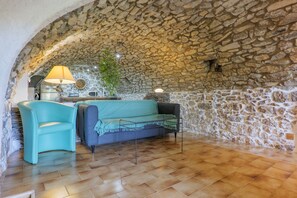TV - Gîte “Les Beaumes” with Shared Pool, Wi-Fi, and Air Conditioning (Chauzon)