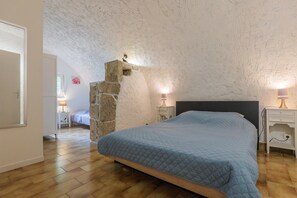 Iron/ironing board, WiFi - Gîte “Les Beaumes” with Shared Pool, Wi-Fi, and Air Conditioning (Chauzon)