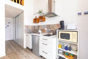 Refrigerador, microondas, parrilla de estufa y cafetera y tetera 