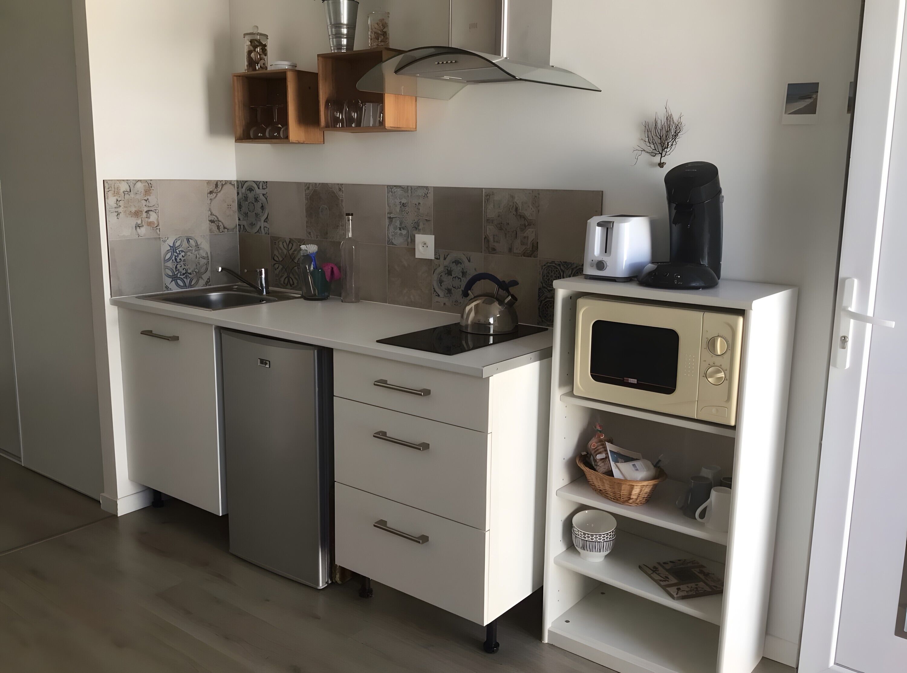 Kühlschrank, Mikrowelle, Herdplatte, Wasserkocher mit Kaffee-/Teezubehör