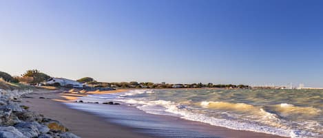 Una spiaggia nelle vicinanze