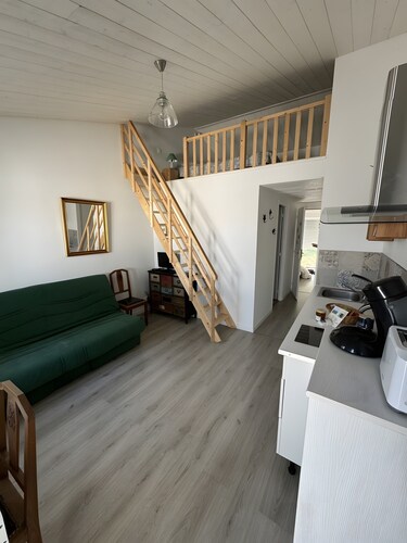 Charming Independent Studio on the Island with Private Terrace, Shared Garden & Wi-Fi