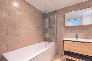 Shower - Charming Independent Studio on the Island with Private Terrace, Shared Garden & Wi-Fi (Saint-Georges d'Oléron)