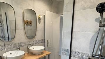 Suihku, hiustenkuivaaja, pyyhkeet