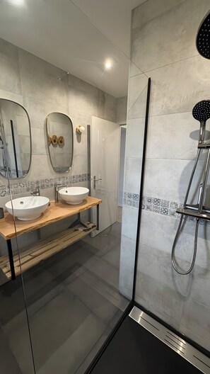 Suihku, hiustenkuivaaja, pyyhkeet