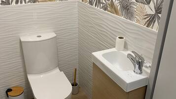 Douche, sĂšche-cheveux, serviettes fournies