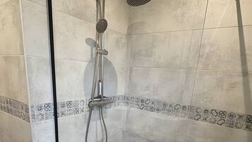 シャワー、ヘアドライヤー、タオル