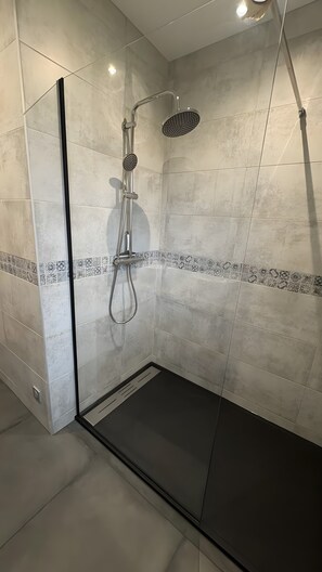 Een douche, een haardroger, handdoeken