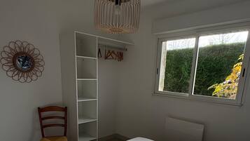 Een strijkplank/strijkijzer, wifi, beddengoed