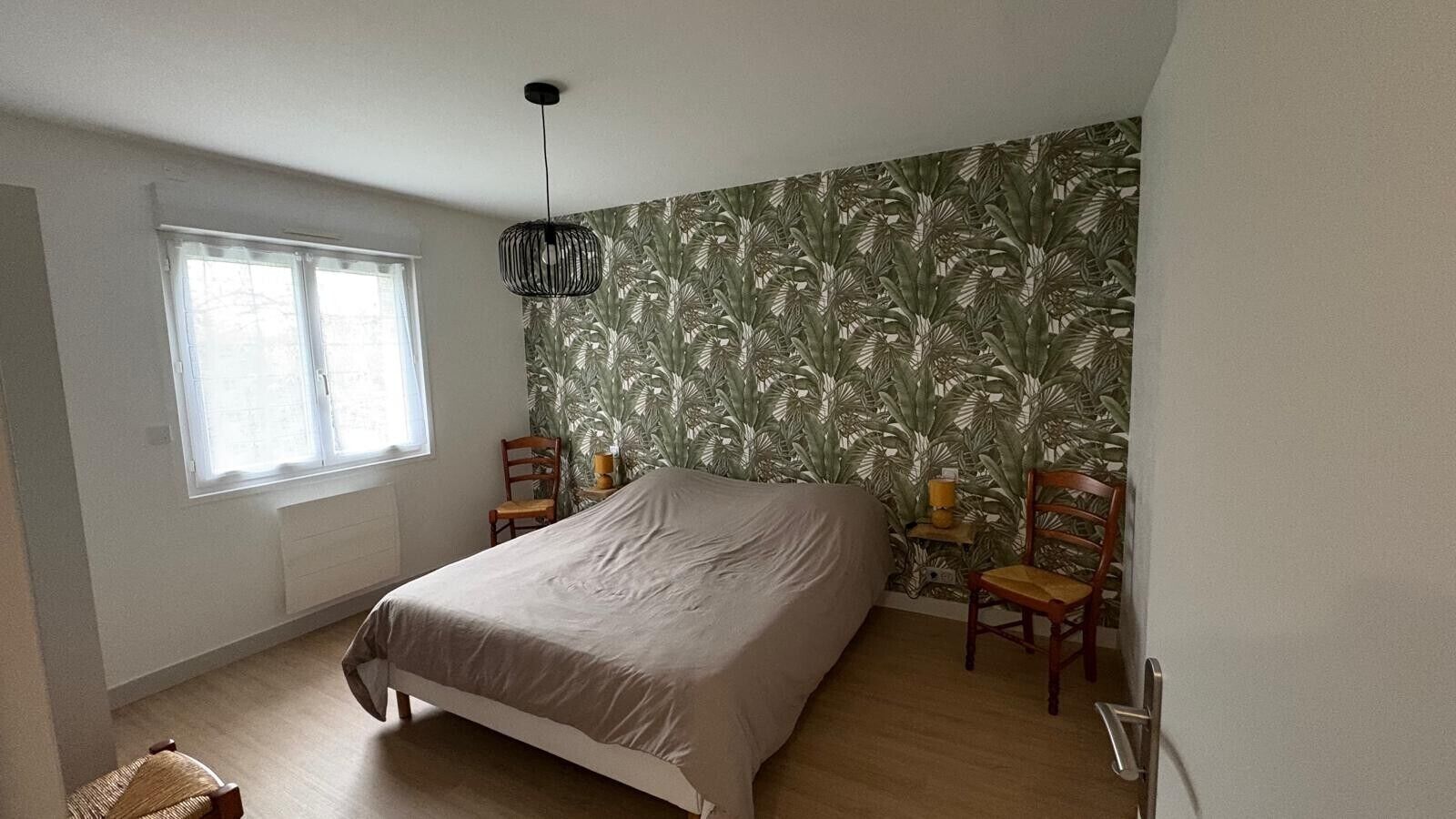 Tabla de planchar con plancha, wifi y ropa de cama 