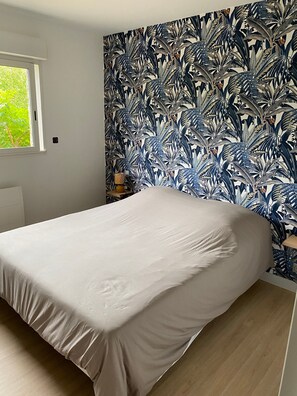 Iron/ironing board, WiFi, bed sheets