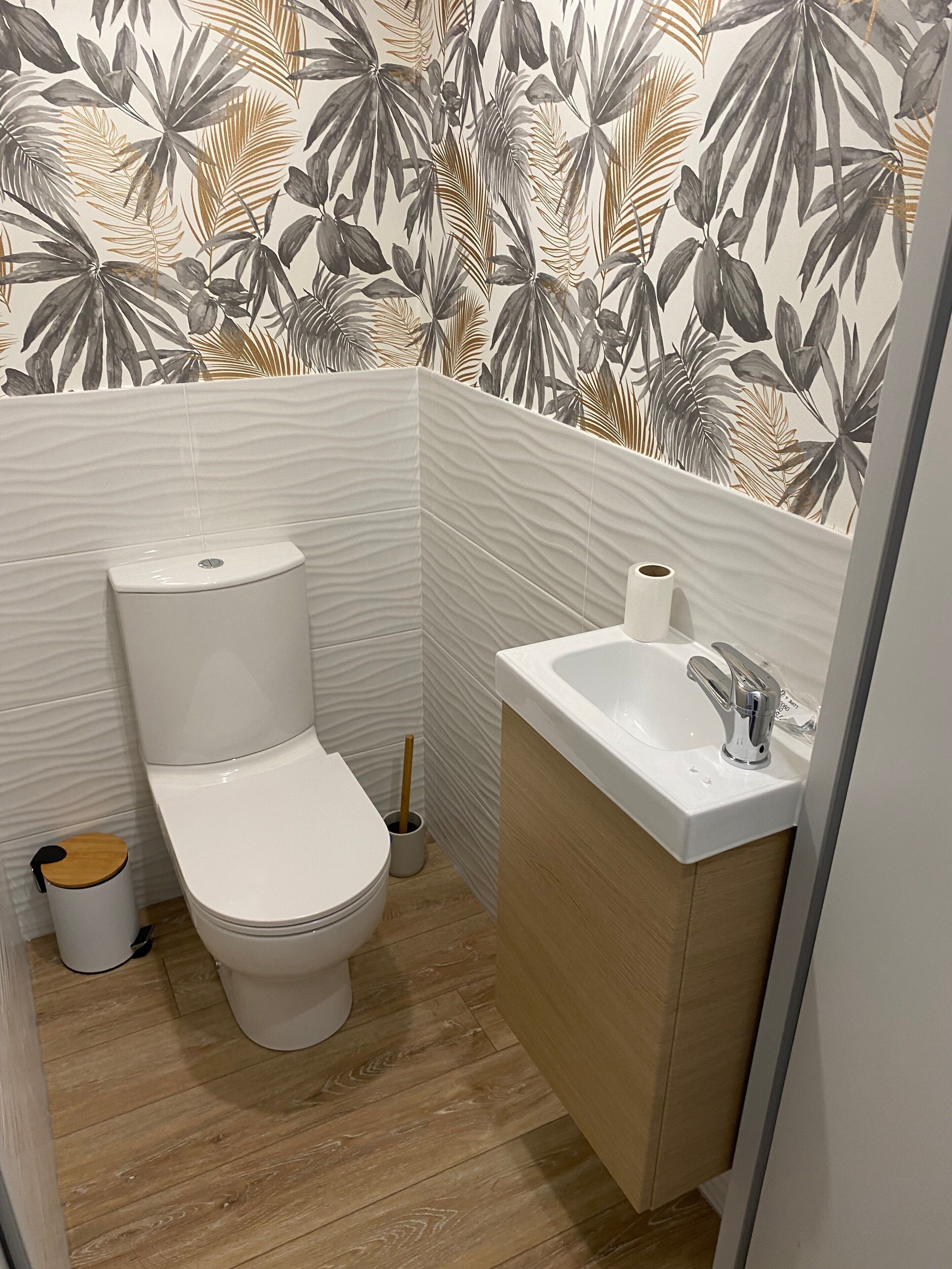 Douche, sèche-cheveux, serviettes fournies