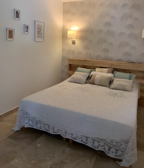 Tabla de planchar con plancha, wifi y ropa de cama 