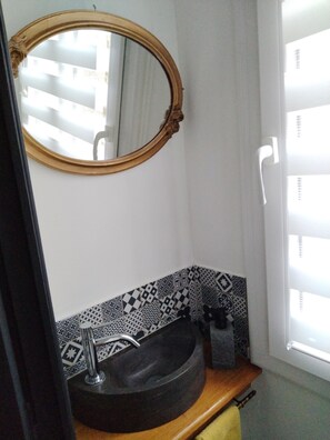 Dusche, kostenlose Toilettenartikel, Haartrockner, Handtücher