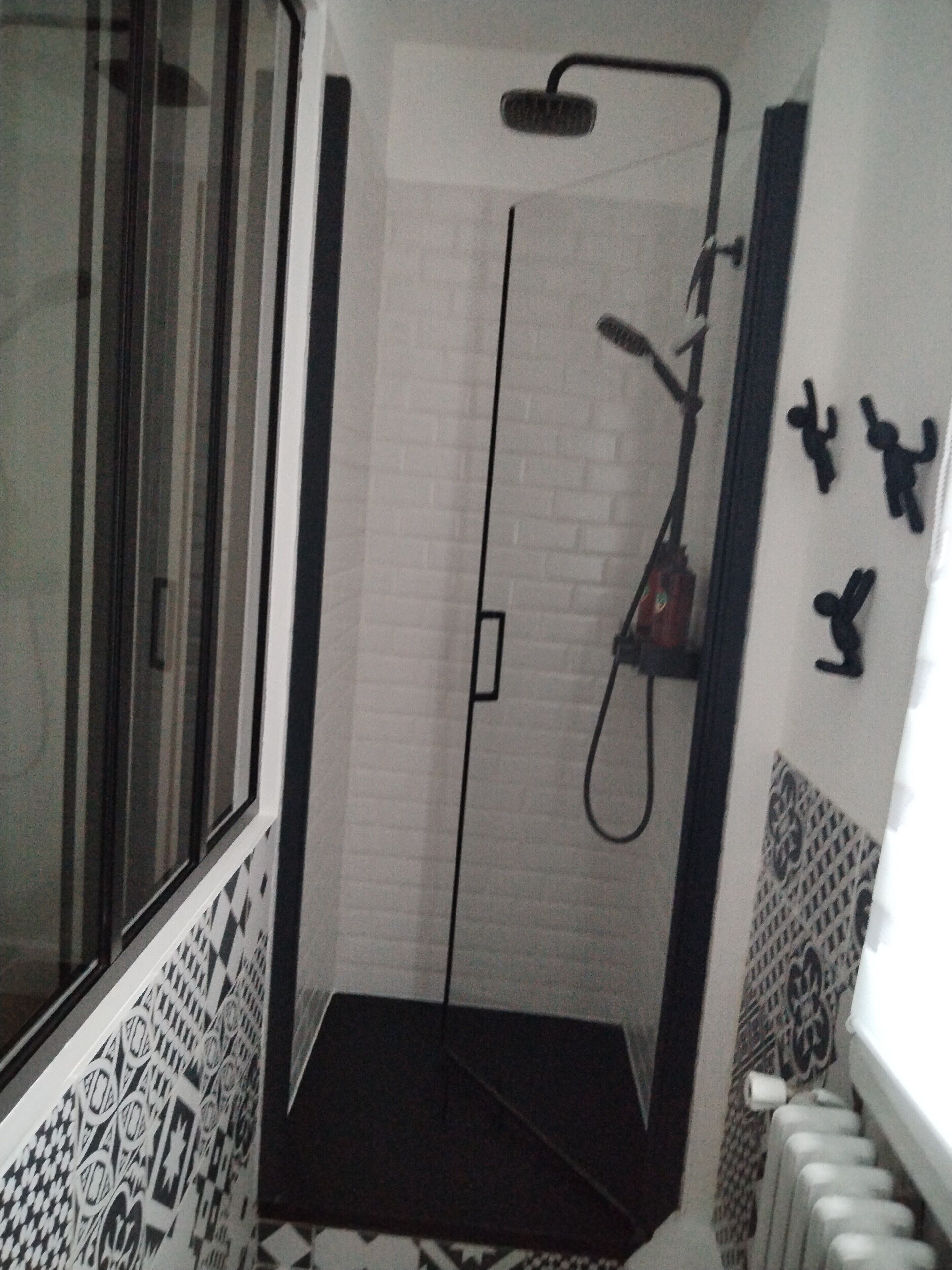 Douche, articles de toilette gratuits, sèche-cheveux