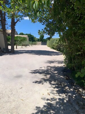 Property grounds - Apartment 'La Miougrano' with Shared Terrace, Shared Garden and Wi-Fi (Plan-dʼOrgon)