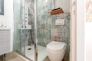 Shower, hair dryer, towels - Apartment 'La Miougrano' with Shared Terrace, Shared Garden and Wi-Fi (Plan-dʼOrgon)