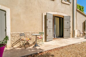 Outdoor dining - Apartment 'La Miougrano' with Shared Terrace, Shared Garden and Wi-Fi (Plan-dʼOrgon)
