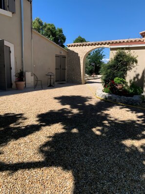 Property grounds - Apartment 'La Miougrano' with Shared Terrace, Shared Garden and Wi-Fi (Plan-dʼOrgon)