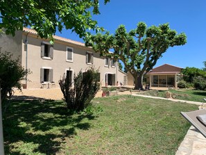 Exterior - Apartment 'La Miougrano' with Shared Terrace, Shared Garden and Wi-Fi (Plan-dʼOrgon)