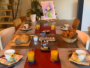 Dining - Apartment 'La Miougrano' with Shared Terrace, Shared Garden and Wi-Fi (Plan-dʼOrgon)