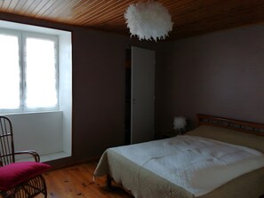 3 bedrooms, iron/ironing board, WiFi, bed sheets