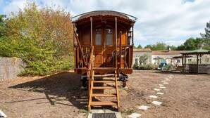 Exterior - Roulotte 'Au Bois Chéri' – Shared Pool and Wellness Facilities (Bussac Forêt)