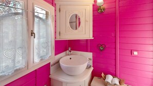 Bathroom - Roulotte 'Au Bois Chéri' – Shared Pool and Wellness Facilities (Bussac Forêt)