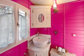 Shower, hair dryer, towels - Roulotte 'Au Bois Chéri' – Shared Pool and Wellness Facilities (Bussac Forêt)
